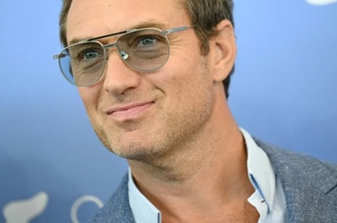Jude Law spune la Mostra că nu i-a fost frică să se strecoare în pielea lui Vladimir Putin în "Le mage du Kremlin"