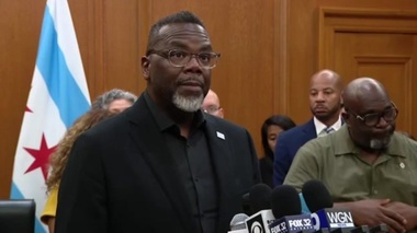 Primarul din Chicago Brandon Johnson îl sfidează pe Trump, care vrea să trimită agenţi federali în oraş pentru ca să oprească imigraţia 