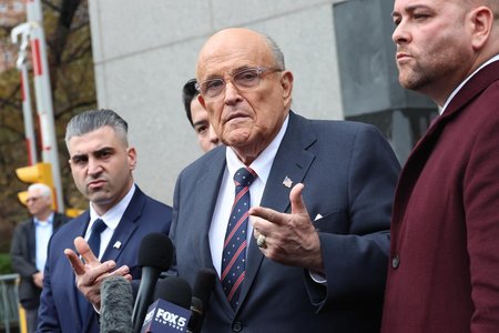 Fostul primar al New York-ului, Rudy Giuliani, a fost rănit într-un accident de maşină. El are o fractură la coloană