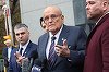 Fostul primar al New York-ului, Rudy Giuliani, a fost rănit într-un accident de maşină. El are o fractură la coloană