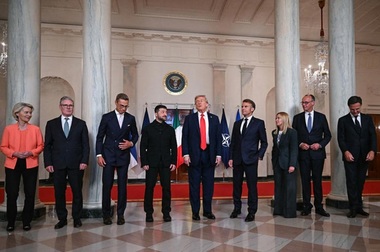Summit între Zelenski şi ”lideri europeni” joi, la Paris, pe tema garanţiilor de securitate ale Ucrainei ”şi în vederea avansării diplomaţiei, pentru că ruşii sunt pe cale să scape din nou”, anunţă o sursă europeană. O participare a lui Trump ”nu este prevăzută pentru moment”