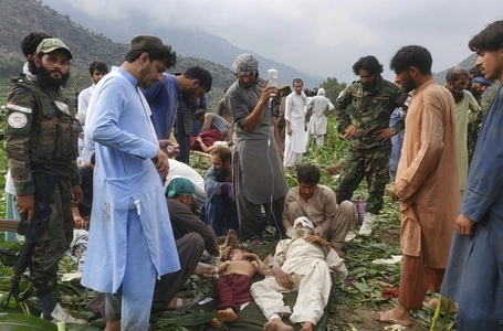 Bilanţul cutremurului din Afganistan creşte la peste 800 de morţi şi peste 2.500 de răniţi. Provinciile muntoase Nangarhar, Kunar şi Laghman, cele mai afectate. cele mai mari trei oraşe din districtul Nurgal au fost distruse total, anunţă un oficial