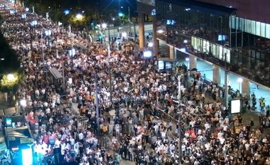 Mii de persoane s-au adunat la Belgrad pentru a cere alegeri anticipate