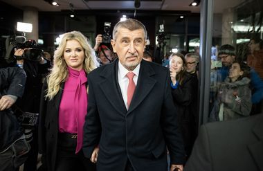 Fostul premier populist al Cehiei, Andrej Babis, favorit în alegerile din octombrie, a fost lovit în cap cu o cârjă în timpul unui miting electoral