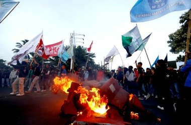 Douăzeci de persoane date dispărute la Bandung, Jakarta şi Depok în manifestaţii violente în Indonezia. Bilanţul morţilor creşte la şase
