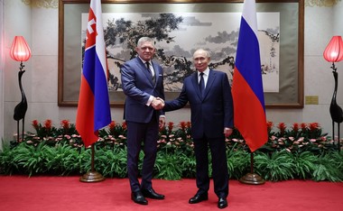 Slovacia doreşte normalizarea relaţiilor cu Rusia. Bratislava anunţă că a reluat eliberarea vizelor pentru cetăţenii ruşi. Premierul Fico spune că nu înţelege de ce este singurul lider UE prezent la Beijing: „Se construieşte noua ordine mondială”