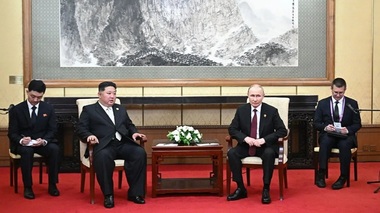 Putin îi mulţumeşte lui Kim Jong Un, într-o întâlnire la Beijing, pentru ajutorul militarilor nord-coreeni în Războiul din Ucraina. ”Aş dori să vă mulţumesc din partea poporului rus pentru participarea noastră comună la lupta împotriva neonazismului contemporan”