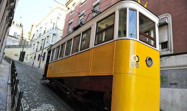Portugalia declară zi de doliu pentru cele 15 persoane decedate în accidentul feroviar din Lisabona