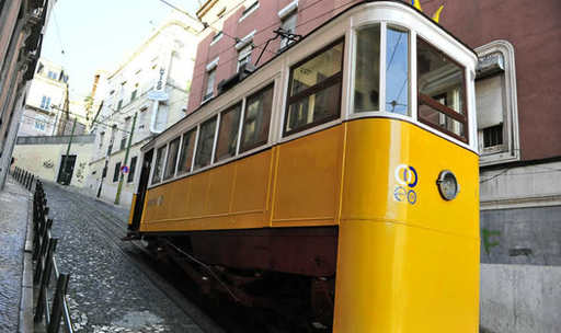 Portugalia declară zi de doliu pentru cele 15 persoane decedate în accidentul feroviar din Lisabona