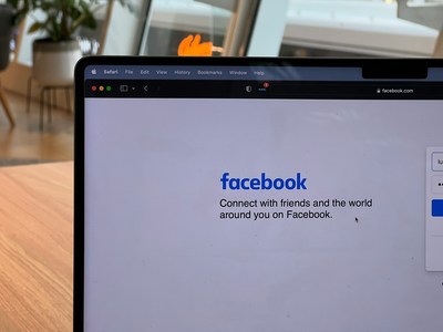 Facebook, dat în judecată de avocatul Mark Zuckerberg pentru suspendarea contului său. „Se dă drept o celebritate”