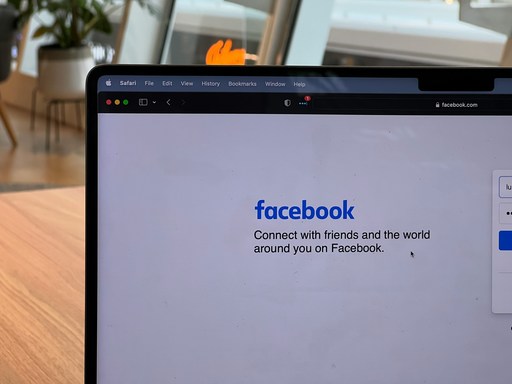 Facebook, dat în judecată de avocatul Mark Zuckerberg pentru suspendarea contului său. „Se dă drept o celebritate”