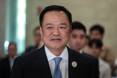 Un conservator bogat, Anutin Charnvirakul, a fost ales prim-ministru pentru a scoate Thailanda din criză. Poreclit „Noo”(Şoarece), este considerat un adevărat cameleon politic