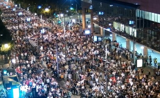 Poliţia sârbă foloseşte gaze lacrimogene pentru a dispersa protestatarii antiguvernamentali