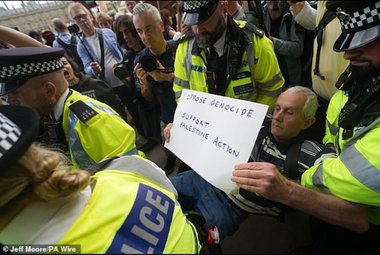 Poliţia britanică a arestat 425 de persoane la o manifestaţie în sprijinul Palestine Action