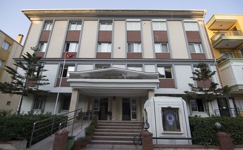 Doi poliţişti au fost ucişi într-o secţie de poliţie din apropiere de Izmir. Un suspect în vârstă de 16 ani a fost arestat