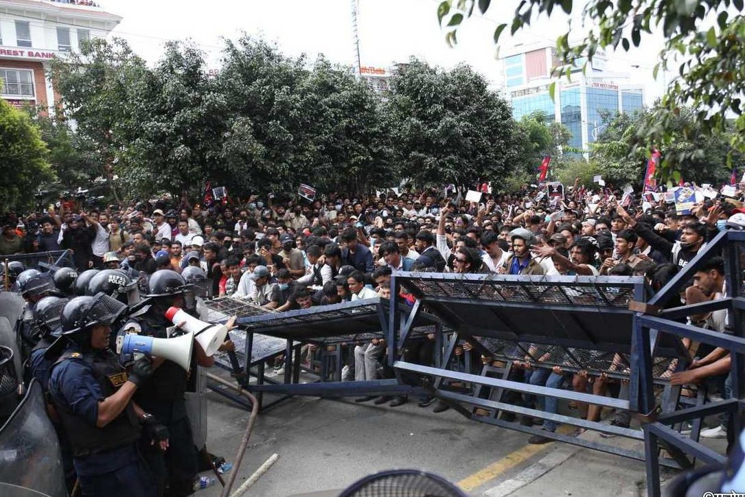 Nouăsprezece persoane au fost ucise în Nepal în timpul unor proteste ale tinerilor faţă de interzicerea reţelelor sociale. Nepalul a blocat Facebook şi alte platforme din cauza preocupărilor legate de utilizarea lor abuzivă - FOTO, VIDEO