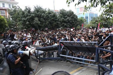 Nouăsprezece persoane au fost ucise în Nepal în timpul unor proteste ale tinerilor faţă de interzicerea reţelelor sociale. Nepalul a blocat Facebook şi alte platforme din cauza preocupărilor legate de utilizarea lor abuzivă - FOTO, VIDEO