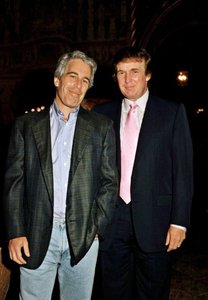 Democraţii din Congres fac publică o felicitare către Jeffrey Epstein cu aluzii sexuale, care ar avea semnătura lui Donald Trump, deşi preşedintele a negat aceasta - FOTO