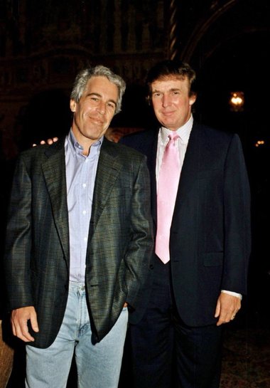 Democraţii din Congres fac publică o felicitare către Jeffrey Epstein cu aluzii sexuale, care ar avea semnătura lui Donald Trump, deşi preşedintele a negat aceasta - FOTO