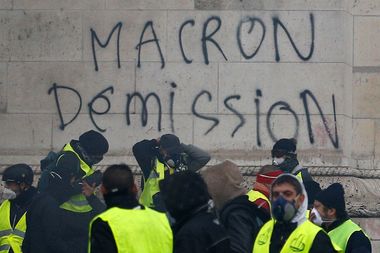 Premierul Francois Bayrou şi-a prezentat oficial demisia. Preşedintele Emmanuel Macron este în căutarea unui înlocuitor, pentru a cincea oară în doi ani. De miercuri, o nouă problemă: protestele „Blocaţi totul”