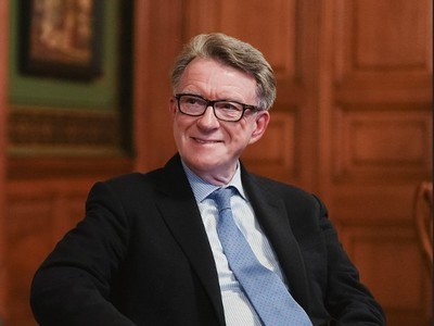 Ambasadorul britanic din SUA, Peter Mandelson, cândva comisar european, a fost revocat din funcţie în urma dezvăluirii legăturilor sale cu Jeffrey Epstein