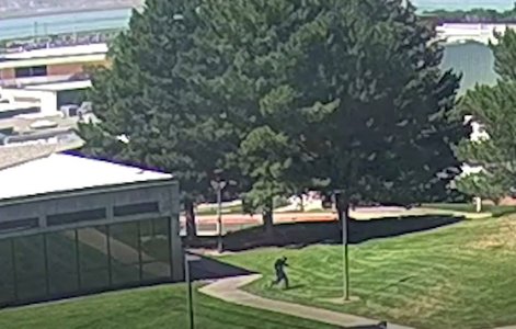 Asasinarea lui Charlie Kirk: FBI a dat publicităţii o nouă înregistrare video cu suspectul / Apel către populaţie - VIDEO