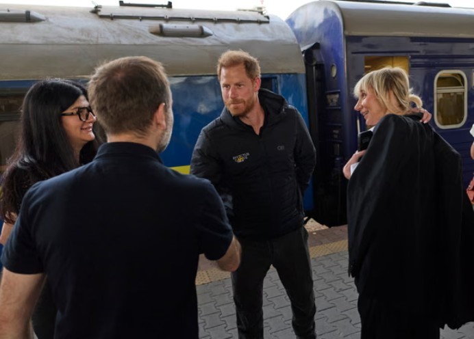 Prinţul Harry face o vizită surpriză în Ucraina, promiţând sprijin pentru mii de răniţi în război
