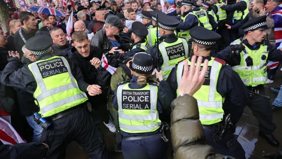 „Noi credem în Tommy”. Peste 100.000 de protestatari anti-imigraţie au ieşit pe străzile din Londra la apelul liderului extremist Robinson, într-una dintre cele mai ample demonstraţii de dreapta din epoca modernă. Au avut loc încăierări cu poliţia