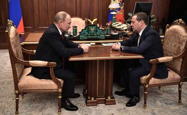 Putin l-a decorat pe Medvedev, care împlineşte 60 de ani, „pentru contribuţia sa semnificativă la consolidarea statalităţii ruse şi la asigurarea securităţii naţionale a Federaţiei Ruse”

