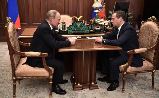 Putin l-a decorat pe Medvedev, care împlineşte 60 de ani, „pentru contribuţia sa semnificativă la consolidarea statalităţii ruse şi la asigurarea securităţii naţionale a Federaţiei Ruse”

