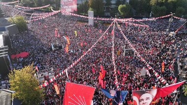 Zeci de mii de persoane au protestat în Turcia faţă de reprimarea principalului partid de opoziţie. Demonstraţiile au avut loc înaintea unei audieri cruciale pentru CHP, a cărui conducere ar putea fi revocată 