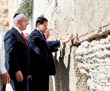 Secretarul de stat Marco Rubio s-a rugat la Zidul Plângerii. Netanyahu salută „puterea” relaţiilor cu SUA, în timp ce intensifică bombardamentele asupra oraşului Gaza. Qatarul adună luni liderii din regiune şi vrea sancţionarea Israelului