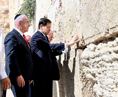 Secretarul de stat Marco Rubio s-a rugat la Zidul Plângerii. Netanyahu salută „puterea” relaţiilor cu SUA, în timp ce intensifică bombardamentele asupra oraşului Gaza. Qatarul adună luni liderii din regiune şi vrea sancţionarea Israelului