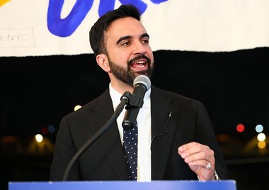 Donald Trump spune că favoritul alegerilor pentru primăria New York este „un mic comunist” şi o critică pe guvernatoarea democrată a statului pentru că şi-a anunţat susţinerea pentru el
