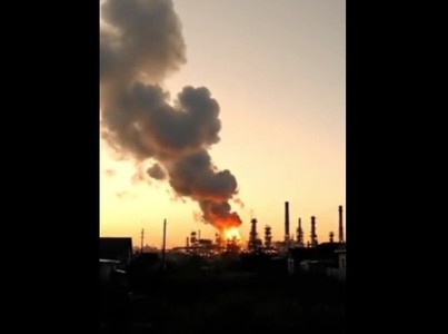 „Sancţiunile care funcţionează cel mai rapid”: Ucraina afirmă că a lovit rafinăria de petrol rusă din Saratov. Reuters: Rusia este pe punctul de a-şi reduce producţia de petrol din cauza atacurilor cu drone