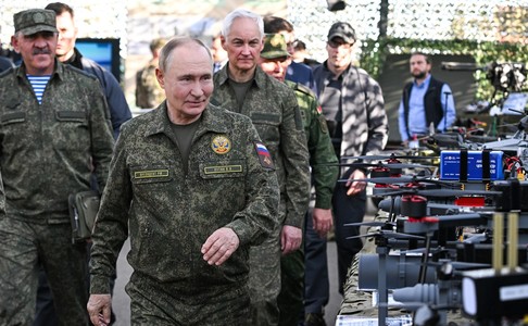 Putin apare pe teren şi anunţă că 100.000 de militari au participat la exerciţiile Zapad, mai mulţi decât se ştia. Lukaşenko spune că s-au antrenat pentru lansarea armelor nucleare dislocate în Belarus. Armata SUA confirmă că a trimis observatori - FOTO