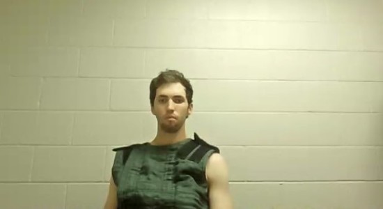 Tyler Robinson, suspectul în asasinarea lui Charlie Kirk, a apărut în faţa instanţei pentru prima oară de la arestare. El purta o vestă specială care să împiedice autovătămarea. Procurorul spune că a lăsat un bilet în care anunţa că va comite crima