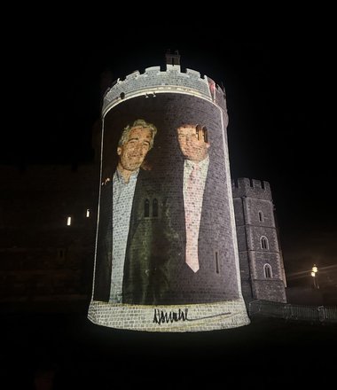 Patru persoane au fost arestate după ce imagini cu Donald Trump şi Jeffrey Epstein au fost proiectate pe castelul Windsor - VIDEO