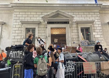 Zi de tensiuni şi blocaj în Franţa. Sindicatele protestează faţă de măsurile de austeritate, punând presiune pe noul premier