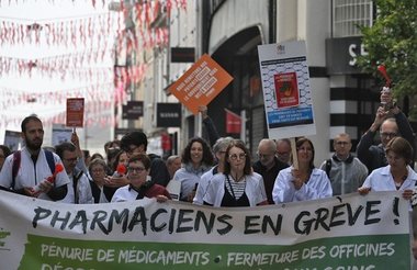 Franţa nu a fost blocată, se bucură ministrul de interne după o zi de proteste şi greve împotriva austerităţii. El anunţă 309 arestări şi prezenţa a 7.300 de „radicalizaţi”. Participarea ar fi fost sub estimările sindicatelor