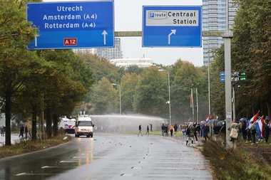 Poliţia olandeză a folosit gaze lacrimogene împotriva manifestanţilor anti-imigraţie