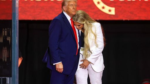 Comemorarea lui Charlie Kirk: Trump a spus că îşi urăşte rivalii, la evenimentul la care au participat zeci de mii de persoane