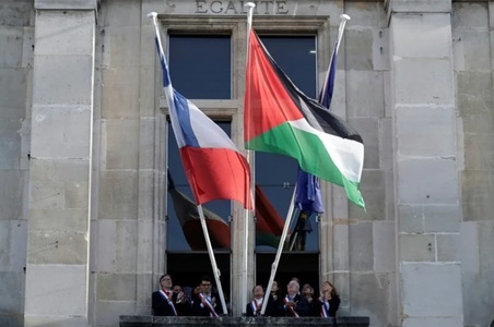 Steaguri ale Palestinei, ridicate în faţa unor primării în Franţa, în pofida unor avertismente ale ministrului demisionar de Interne Bruno Retailleau, în semn de sfidare
