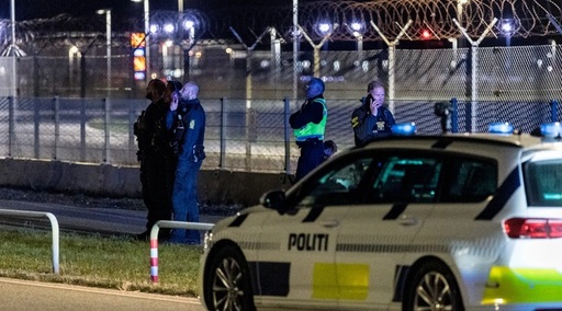 Premierul danez Mette Frederiksen denunţă ”cel mai grav atac împotriva unei infrastructuri critice”, după ce aeroportul din Copenhaga este survolat de trei-patru ”drone mari”. Ea evocă incidente asemănătoare în Polonia, România şi incursiunea unor avioane ruse în Estonia