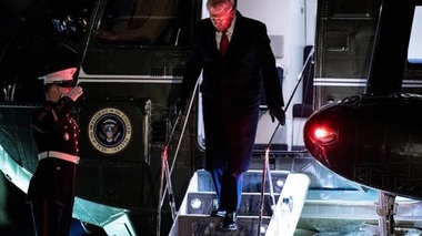 Un bărbat arestat, inculpat după ce îndreaptă un laser către Marine One, în timp ce Trump se afla în elicopter, la o plecare de la Casa Albă