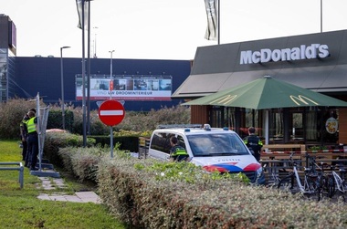 Poliţia olandeză omoară prin împuşcare un băiat de 15 ani într-un restaurant McDonald’s lângă Rotterdam