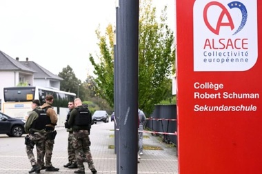 O profesoară de muzică, rănită cu cuţitul la faţă, în Franţa, într-o clasă la Colegiul Robert Schuman. Un adolescent în vârstă de 14 ani, în stare gravă după ce se înjunghie la momentul reţinerii