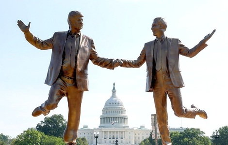 O statuie anonimă, ”Cei mai buni prieteni pentru totdeauna”, care sărbătoreşte ”legătura durabilă” a lui Donald Trump cu Jeffrey Epstein, instalată discret în faţa Capitoliului