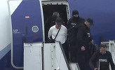 UPDATE - Oligarhul Vladimir Plahotniuc a ajuns la Chişinău, fiind coborât în cătuşe din avion - FOTO