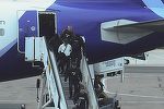 UPDATE - Oligarhul Vladimir Plahotniuc a ajuns la Chişinău, fiind coborât în cătuşe din avion - FOTO